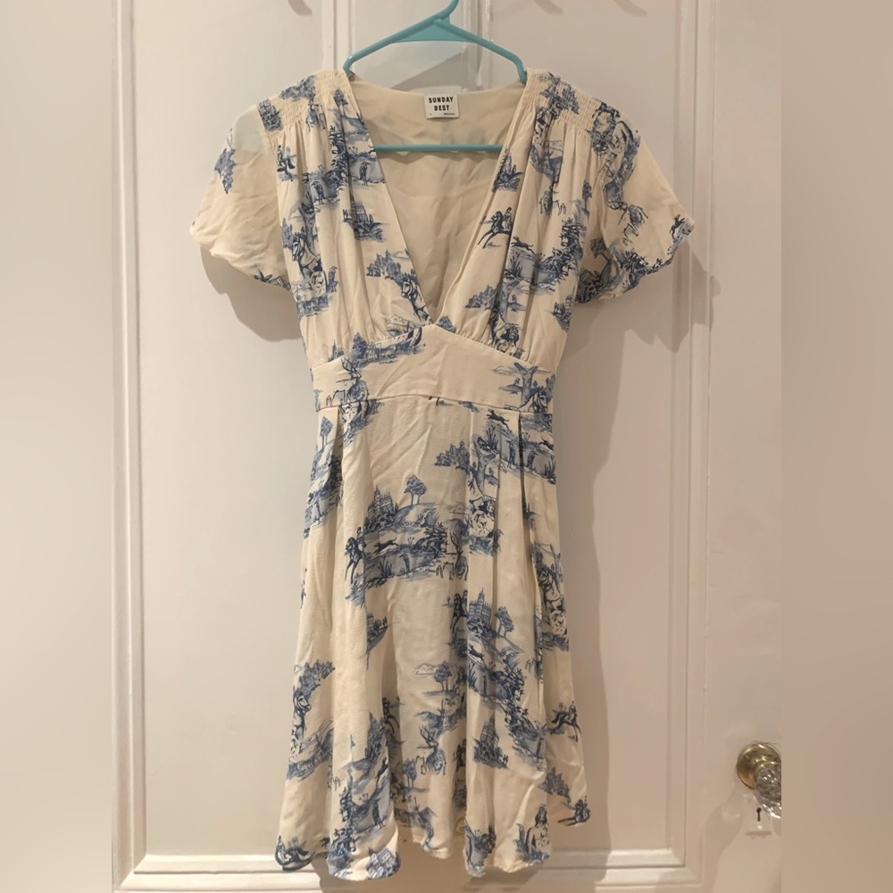 White and blue floral Aritzia dress, Sunday Best line. Size small. Never worn!